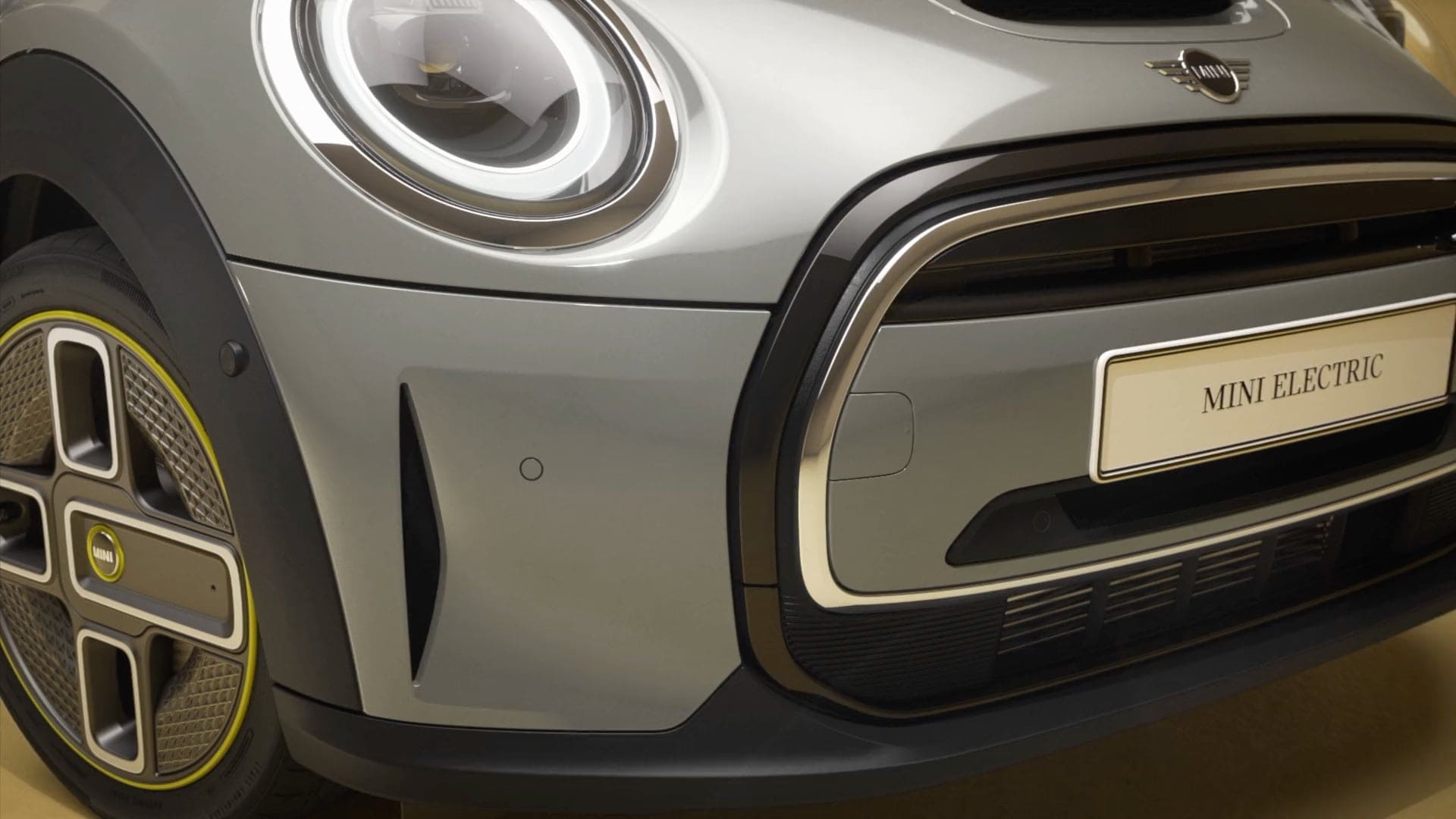 MINI triduris Cooper SE – visiškai elektrinis MINI – vaizdas iš šono sidabro spalvos