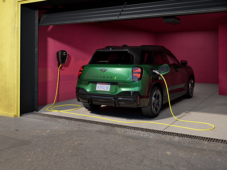 Garaže įkraunamo visiškai elektrinio MINI Aceman žalios British Racing Green spalvos vaizdas iš arti