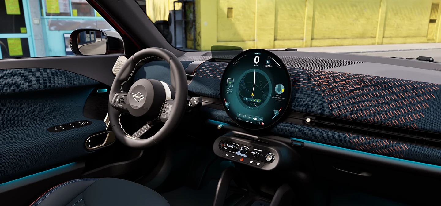 Visiškai elektrinio MINI Aceman interjero vaizdas su valdymo skydeliu, vairu ir interaktyviu valdymo ekranu.