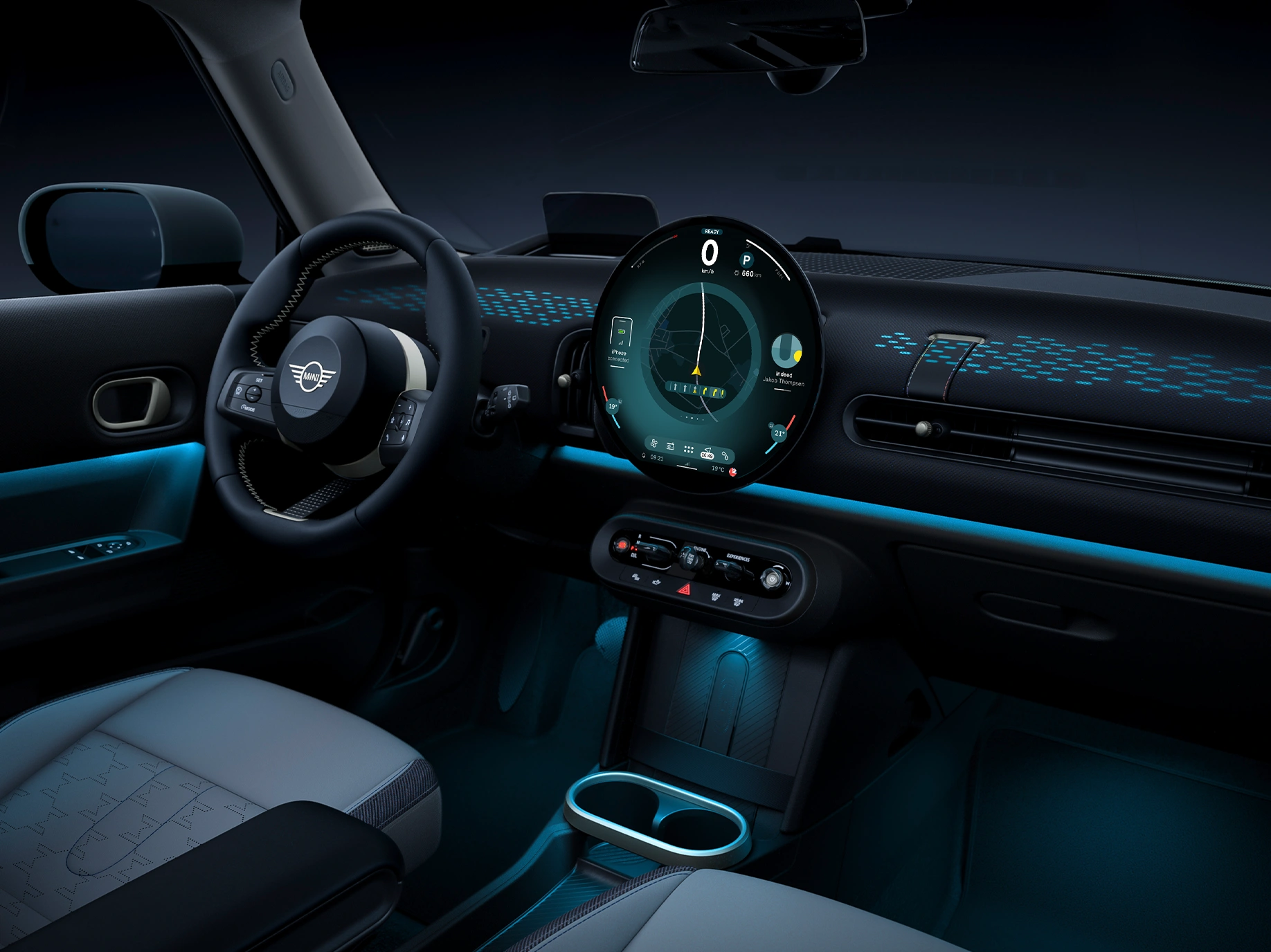 MINI Cooper interjero vaizdas su mėlynu aplinkos apšvietimu.