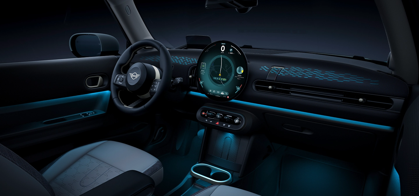 MINI Cooper interjero vaizdas su mėlynu aplinkos apšvietimu.