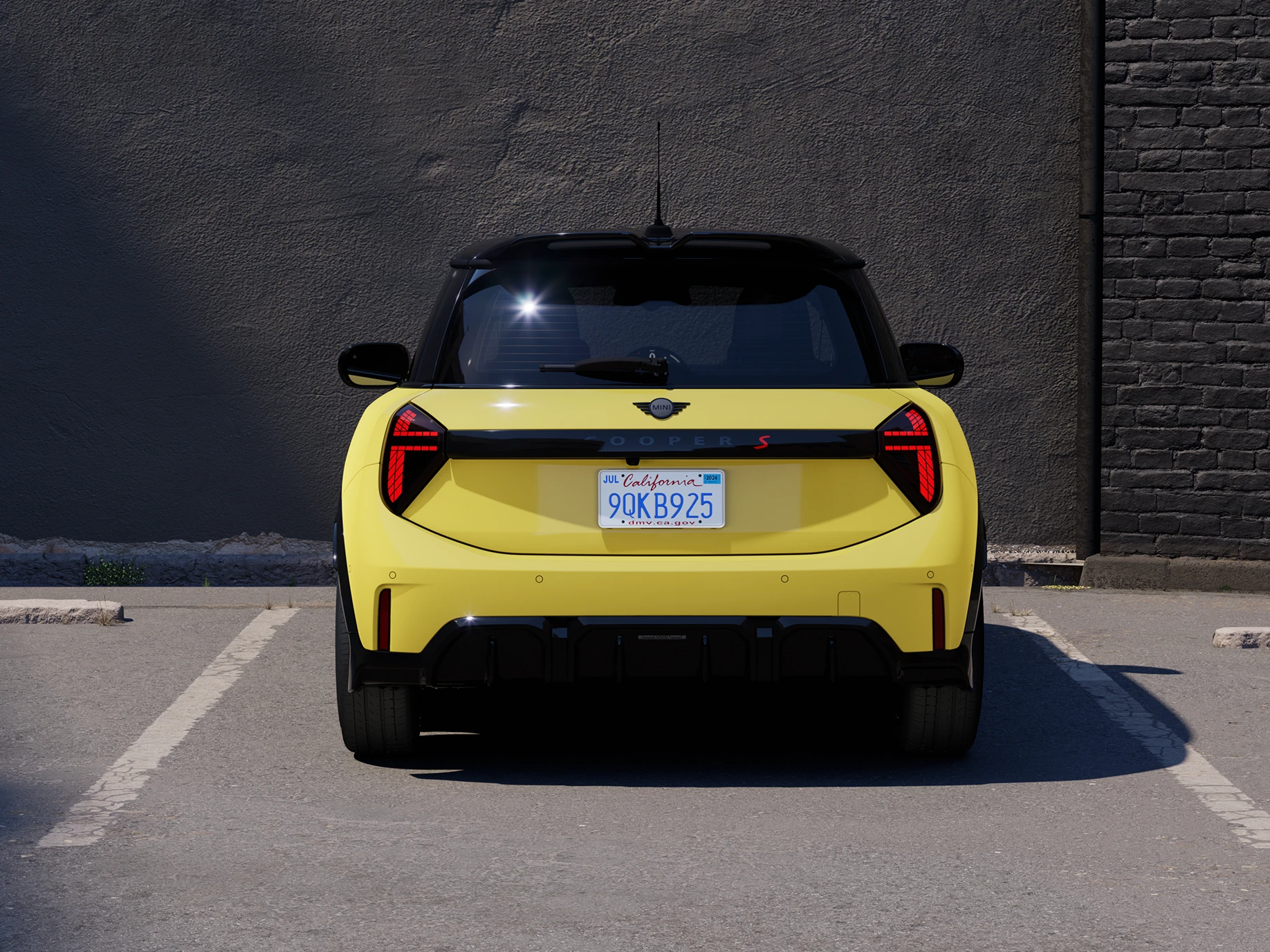 Parkinge stovinčio geltonos Sunnyside Yellow spalvos MINI Cooper vaizdas iš galo su juodu stogu.