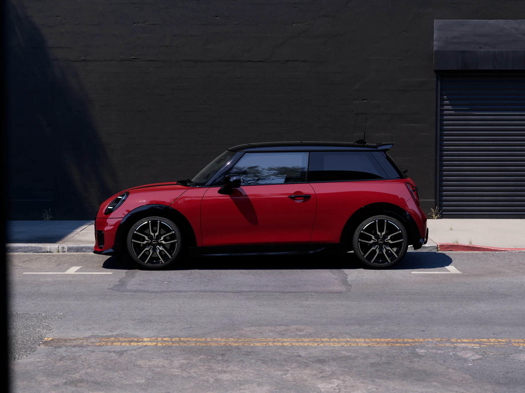 Parkinge stovinčio raudonos Chili Red spalvos MINI Cooper vaizdas iš šono su juodu stogu.