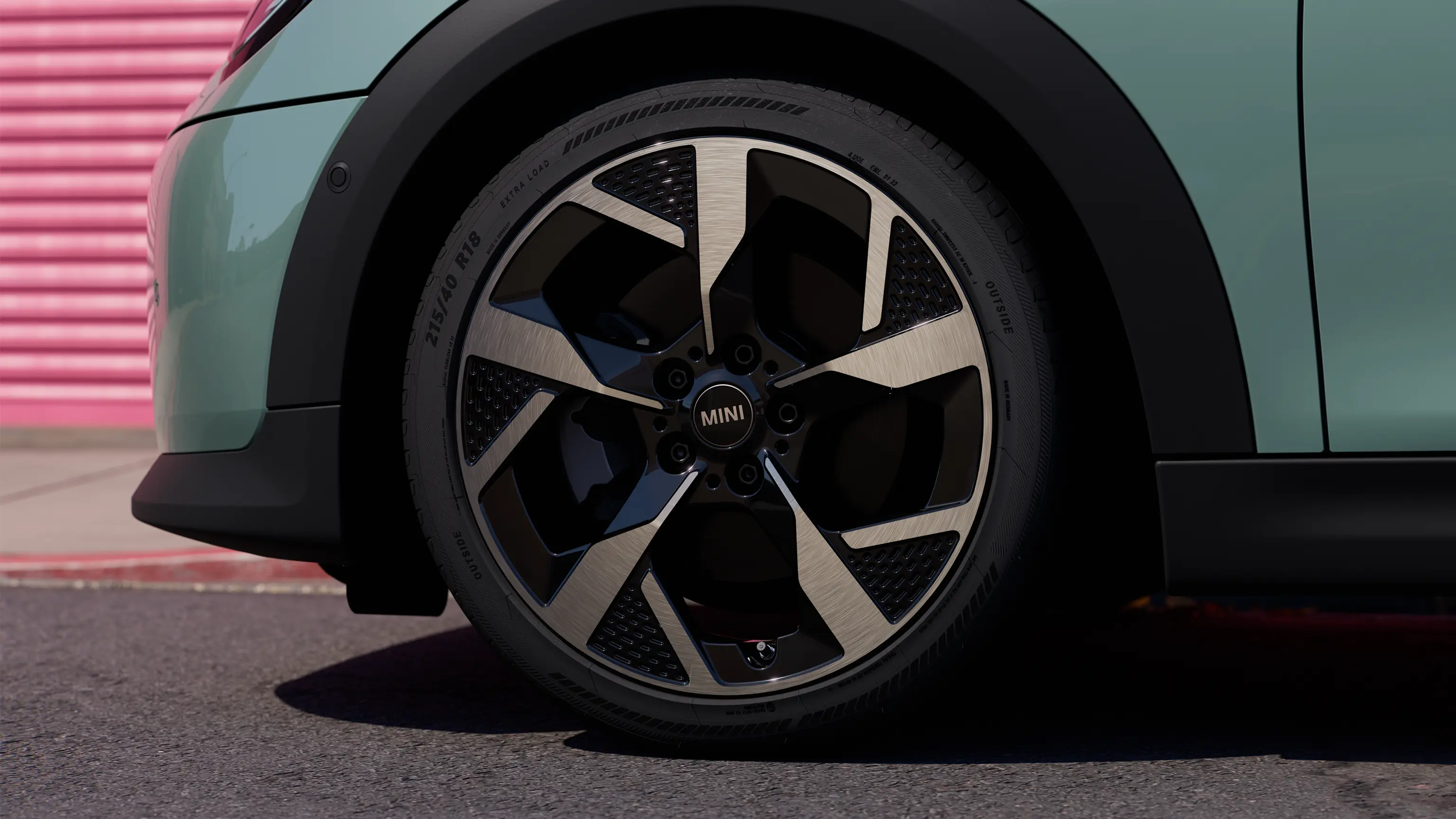 Vaizdo įrašas, detaliai pristatantis MINI Cooper interjerą ir eksterjerą. Kamera slysta per prietaisų skydelį, išryškindama dizaino elementus