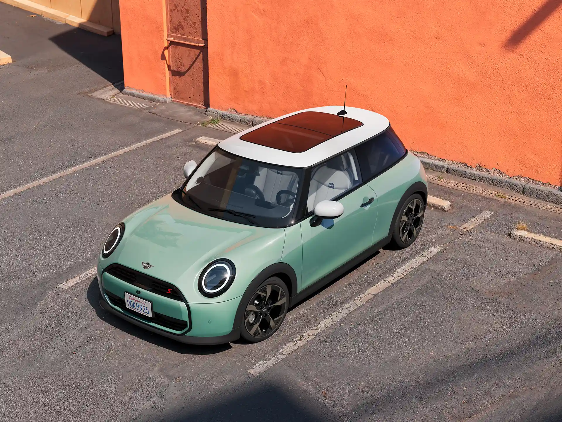 Vaizdo įraše detaliai pristatomas MINI Cooper interjeras ir eksterjeras. Kamera slenka per prietaisų skydelį, išryškindama dizaino elementus