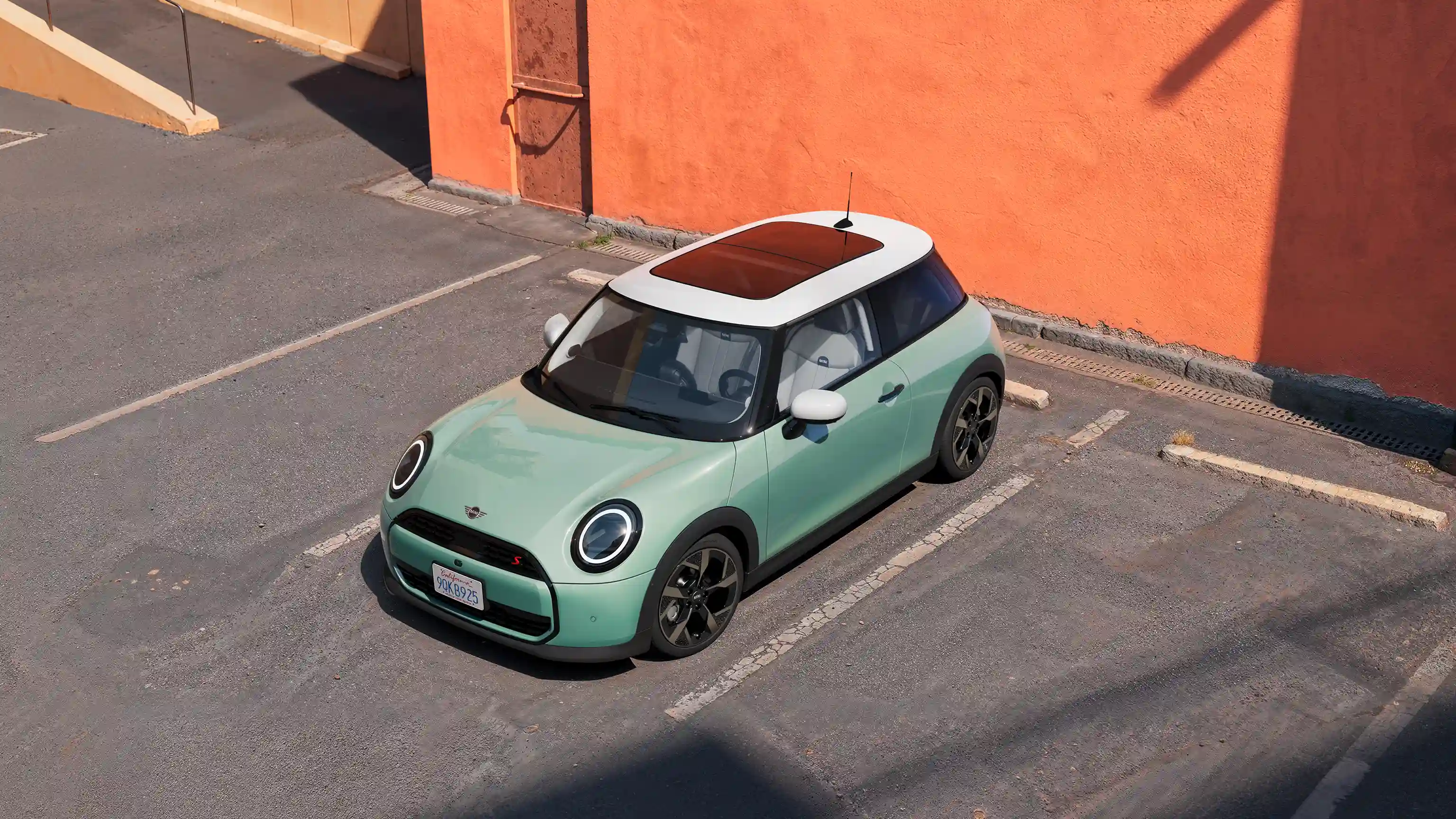 Vaizdo įraše detaliai pristatomas MINI Cooper interjeras ir eksterjeras. Kamera slenka per prietaisų skydelį, išryškindama dizaino elementus