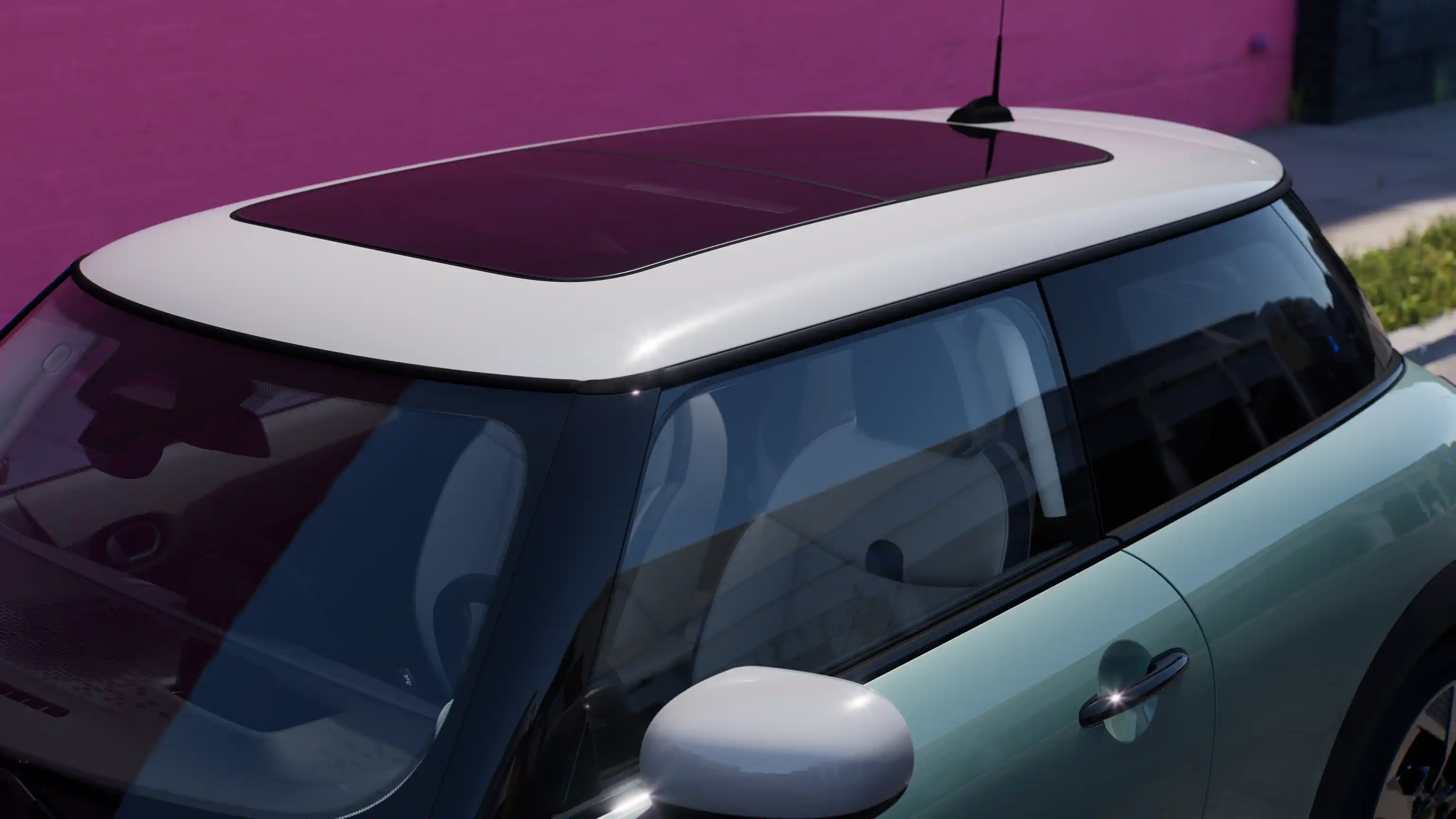 Ocean Wave Green žalios spalvos MINI Cooper su kontrastingu stogu ir dideliu stoglangiu