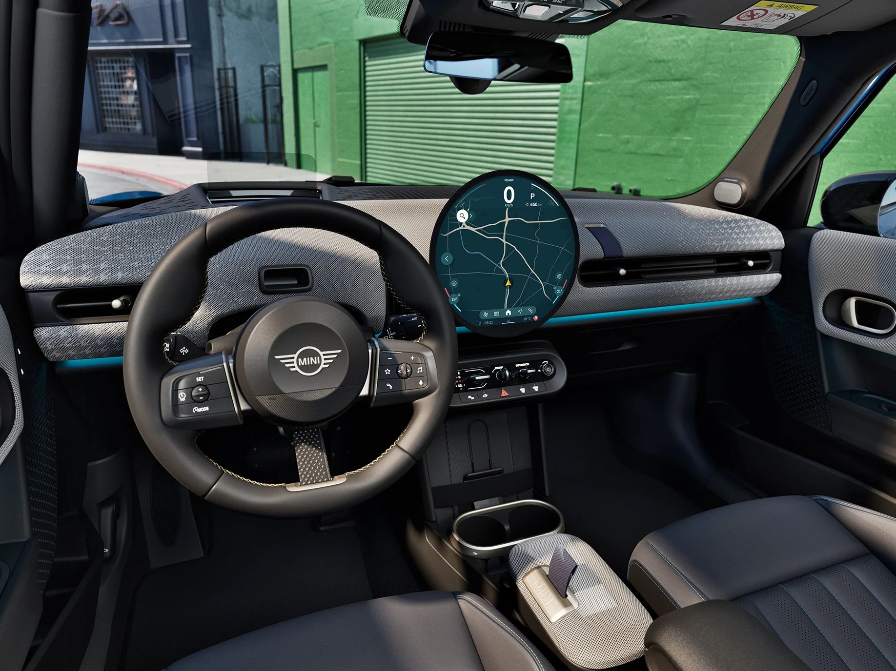 MINI Cooper 5-durio interjero vaizdas su  valdymo skydeliu, vairu ir interaktyviuoju valdymo ekranu.