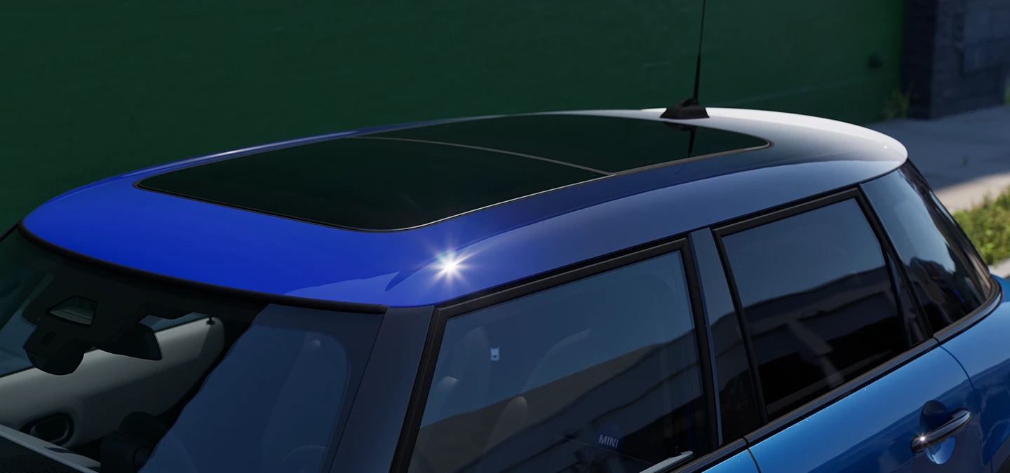 MINI Cooper 5-durio vaizdas iš arti su daugiatoniu mėlynu stogu.