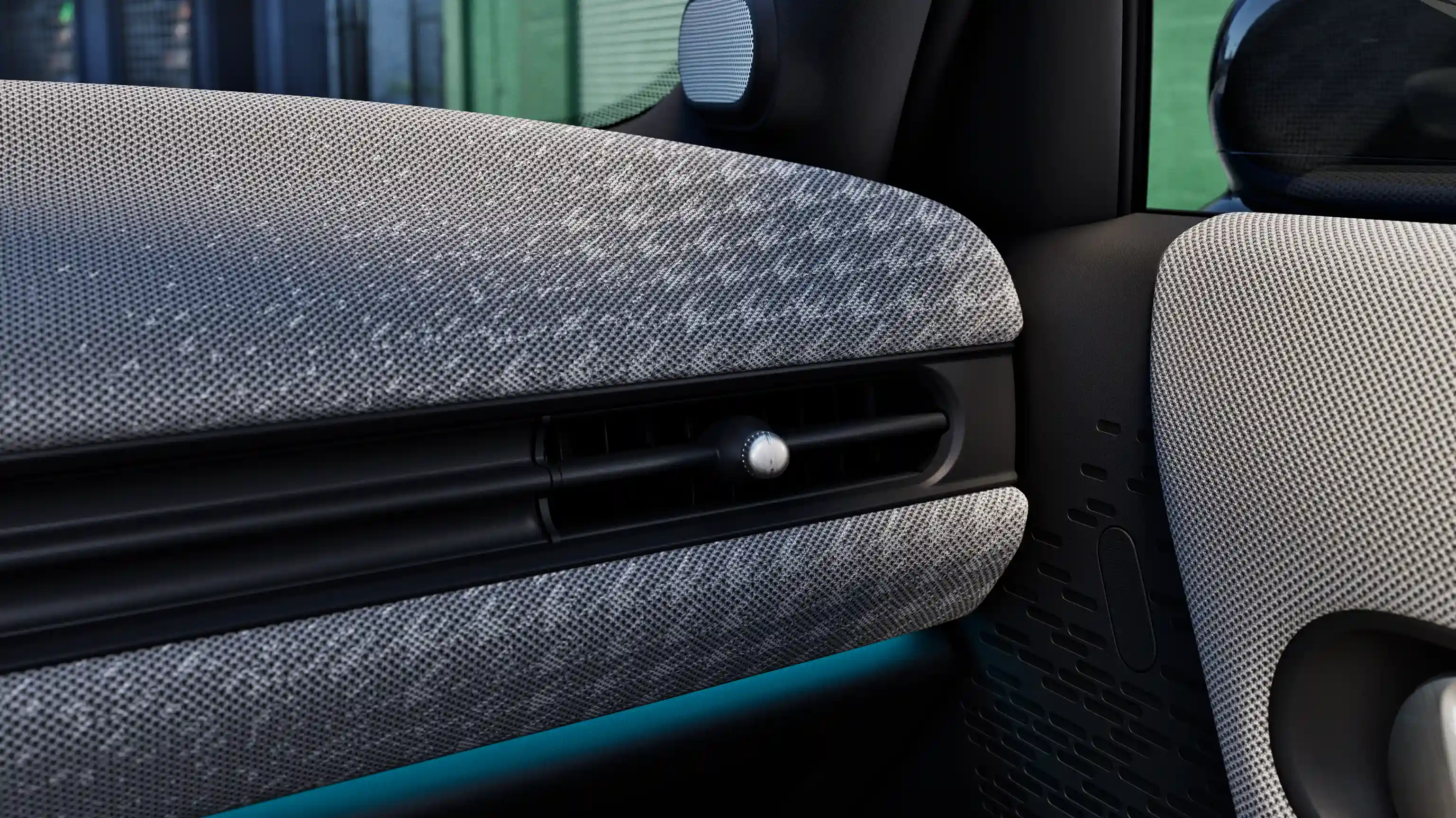 Detalus MINI Cooper 5-Door prietaisų skydelio vaizdas su mėlynu ambient apšvietimu