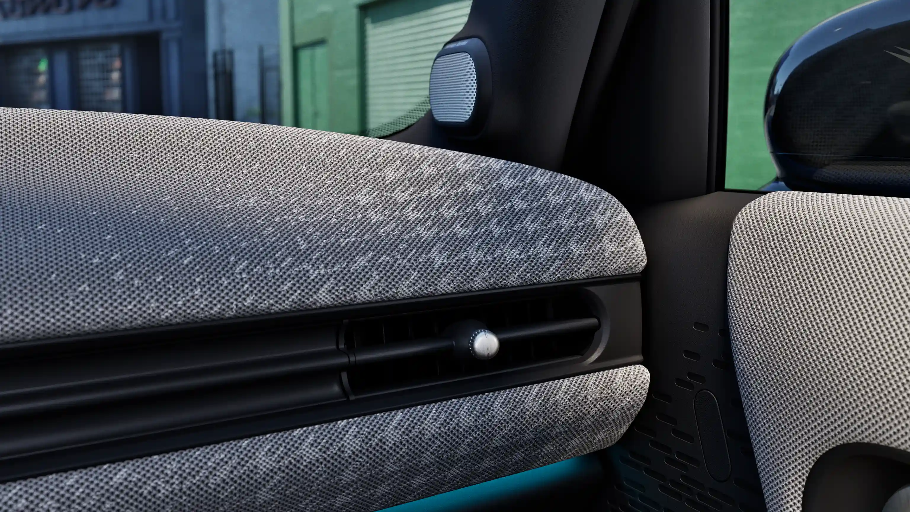 Detalus MINI Cooper 5-Door prietaisų skydelio vaizdas su mėlynu ambient apšvietimu