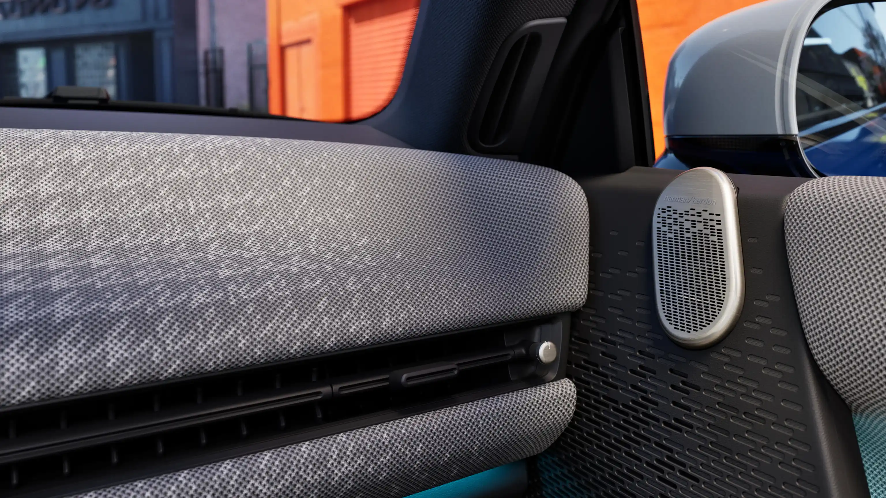 Visiškai elektrinio MINI Cooper pilkos spalvos prietaisų skydelio vaizdas iš arti