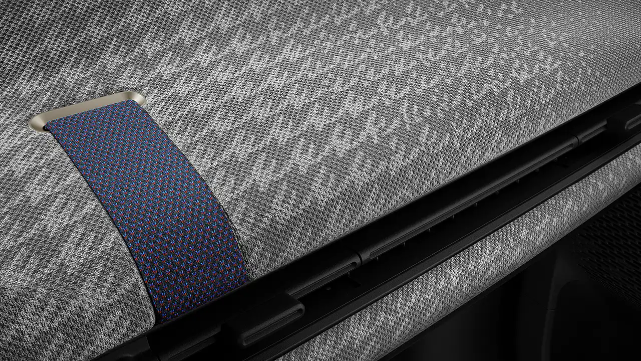 Visiškai elektrinio MINI Cooper baltos ir pilkos spalvos prietaisų skydelio vaizdas