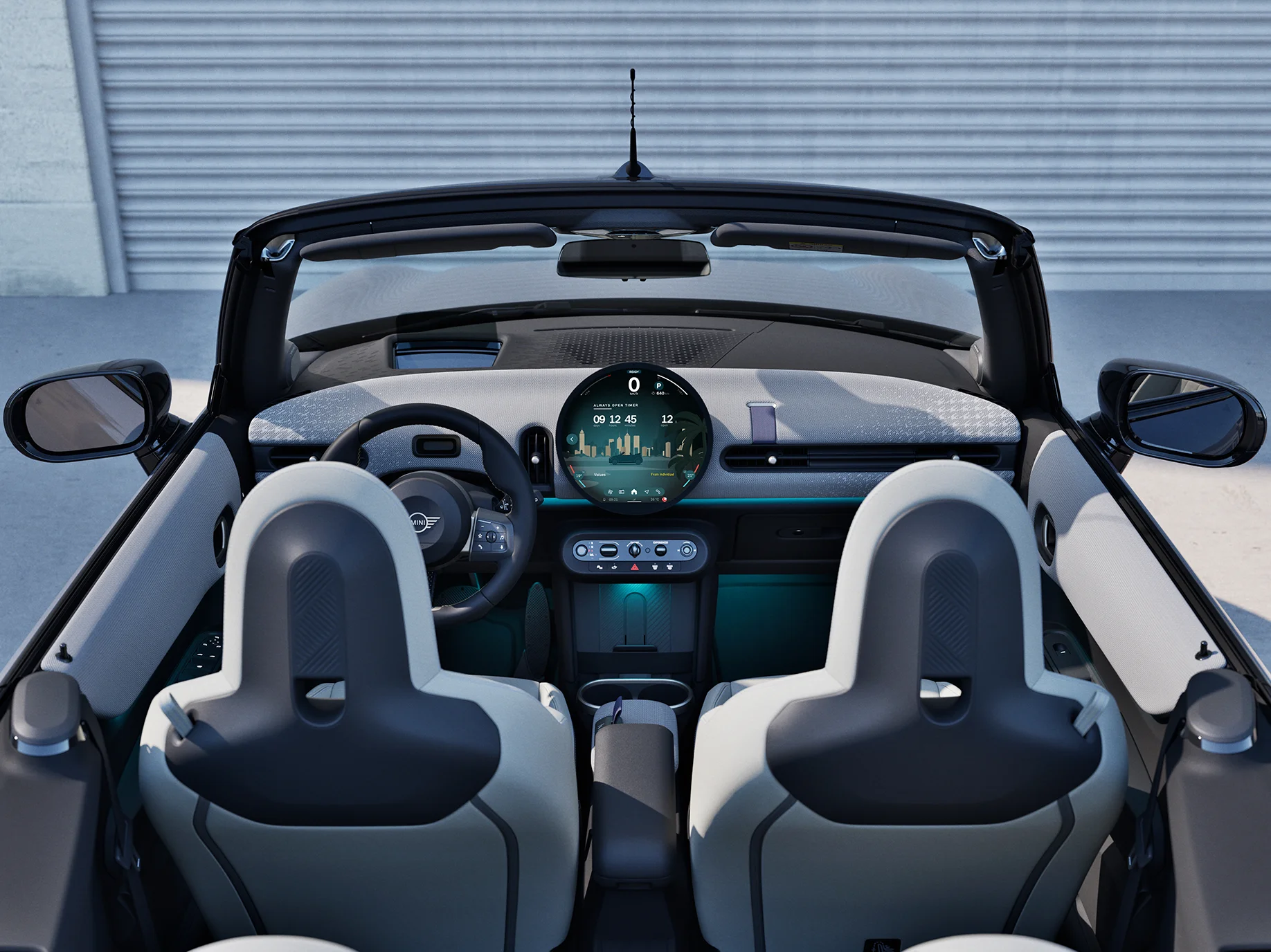 MINI Cooper kabrioleto interjero su interaktyvaus valdymo ekranu vaizdas iš galo.