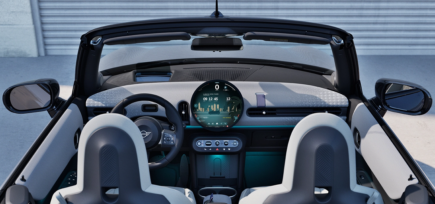 MINI Cooper kabrioleto interjero su interaktyvaus valdymo ekranu vaizdas iš galo.