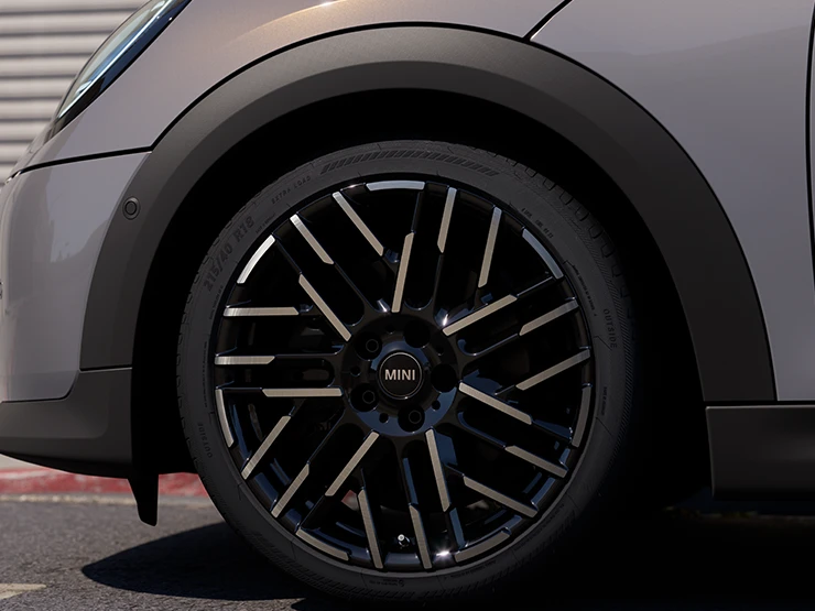 Pilkos Copper Grey spalvos MINI Cooper kabrioleto su dviejų tonų Night Flash Spoke ratlankiais vaizdas iš arti.
