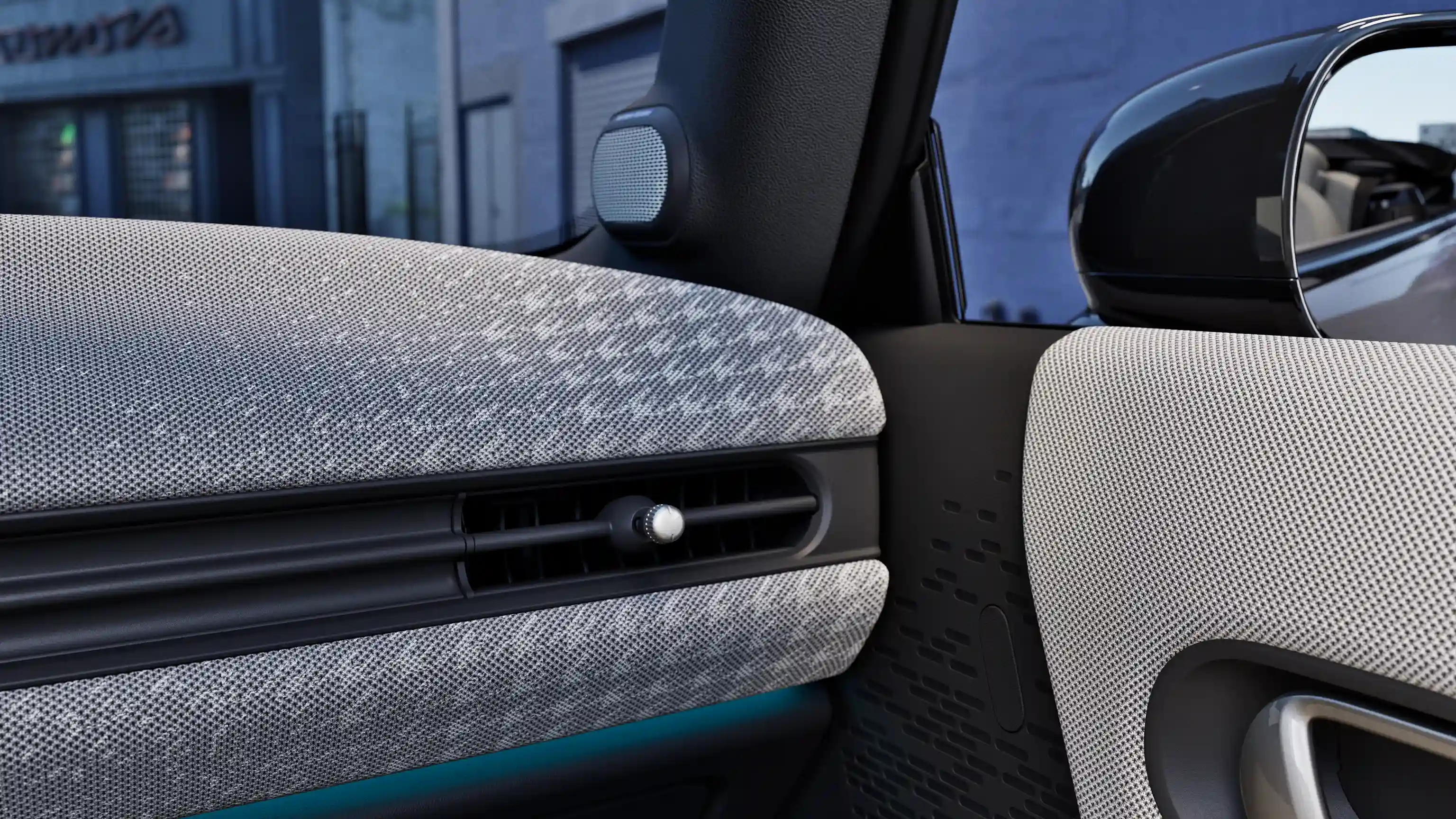 MINI Cooper kabrioleto prietaisų skydelio su aplinkos apšvietimu vaizdas iš arti.