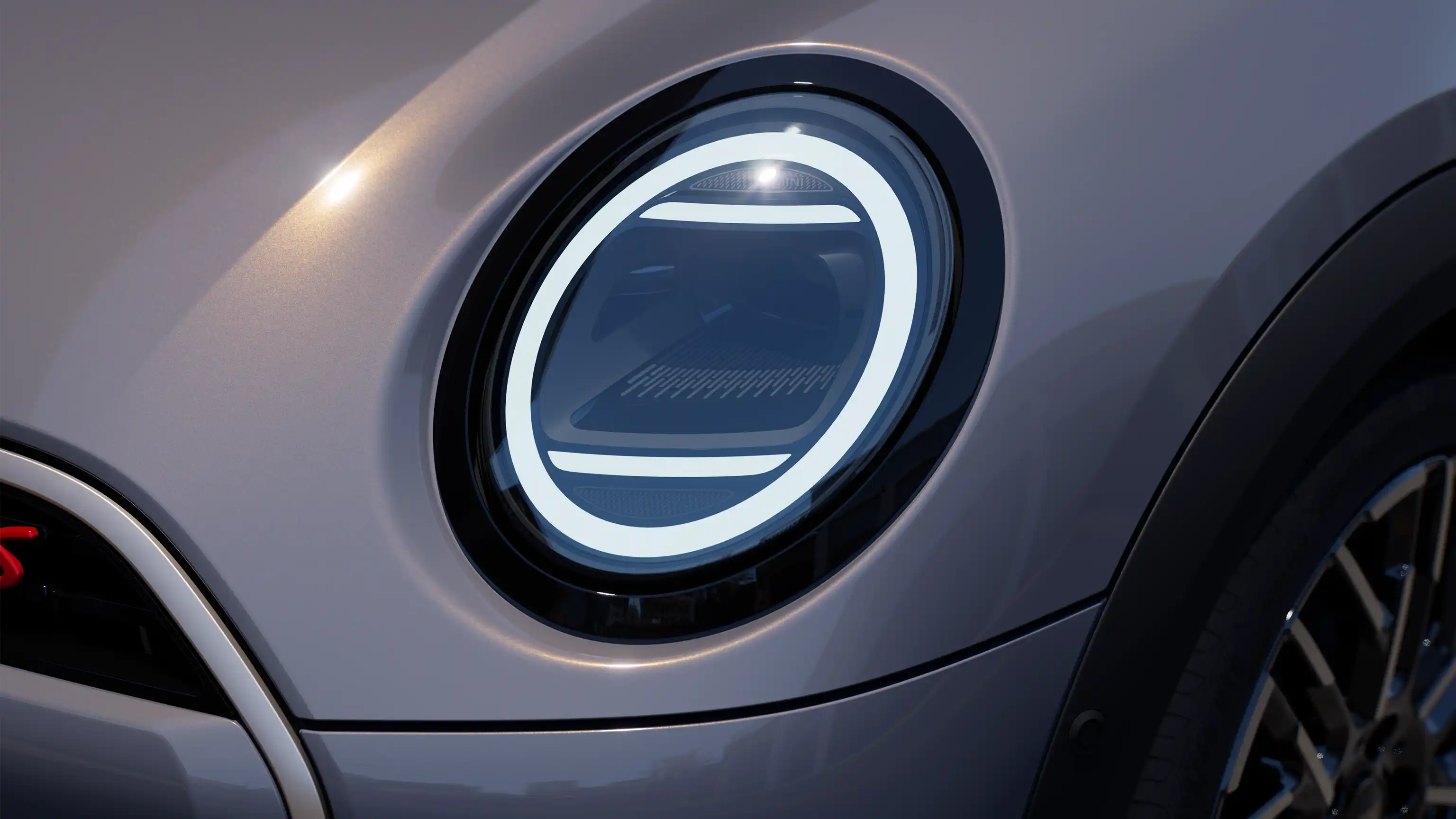 MINI Cooper kabrioleto įjungtų LED priekinių žibintų vaizdas iš arti