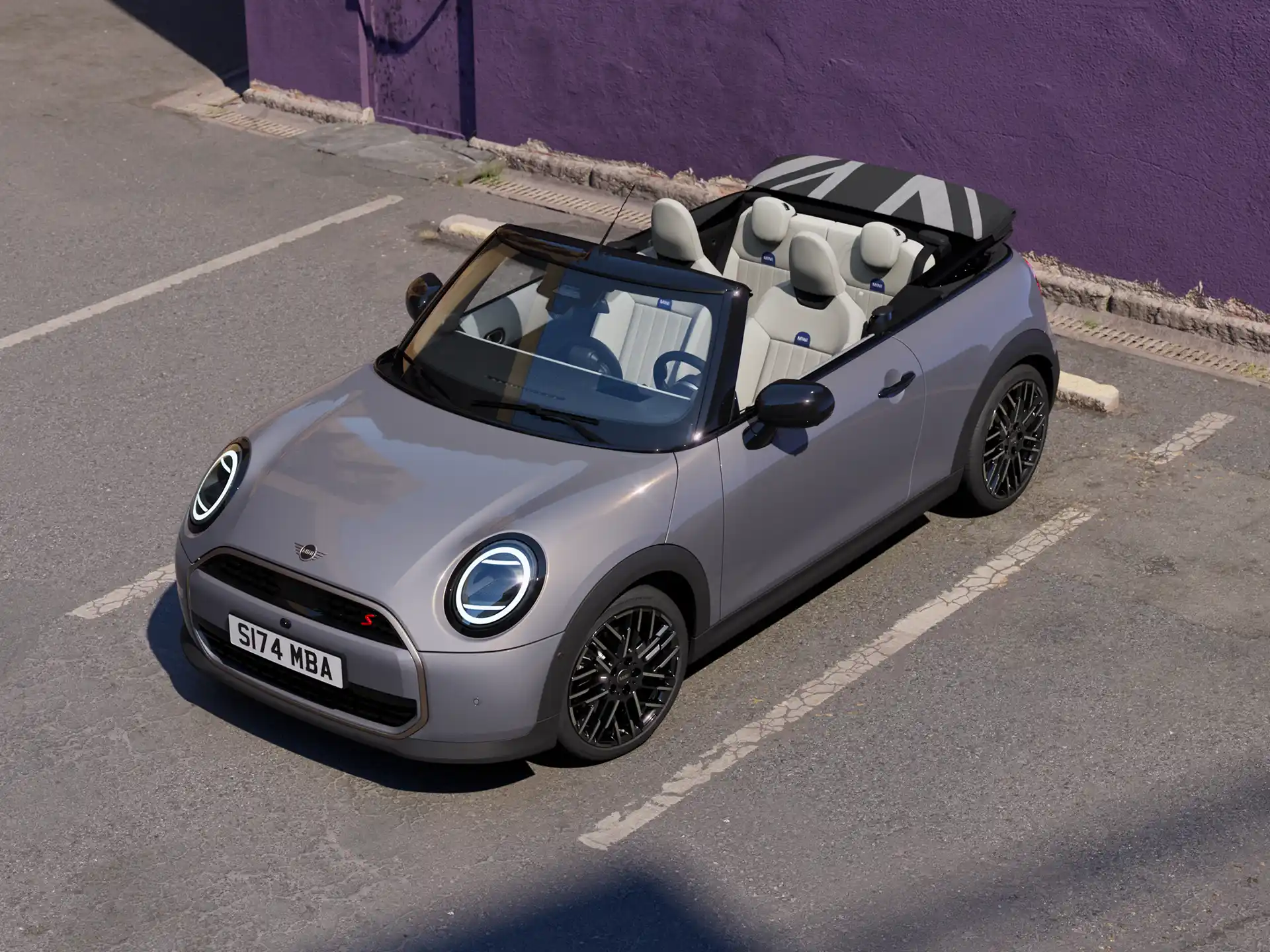 Vaizdo įraše vaizduojamas MINI Cooper kabrioleto interjeras ir eksterjeras iš arti Kamera rodo prietaisų skydelį, priartindama dizaino elementus.