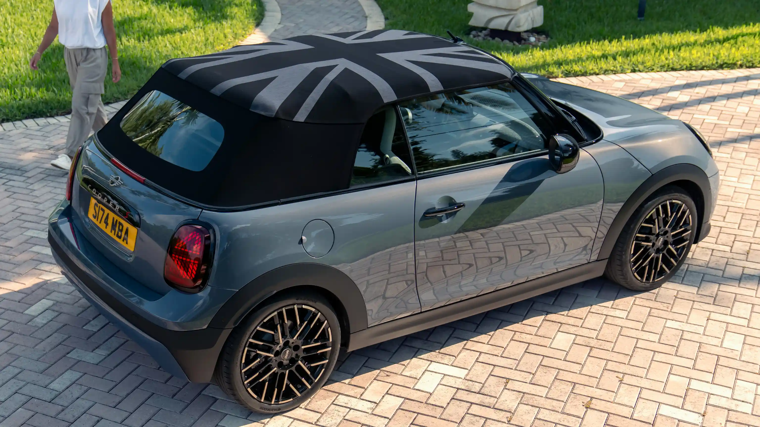 Pilkos Copper Grey spalvos MINI Cooper kabrioleto ir MINI Yours stogo vaizdas iš šono