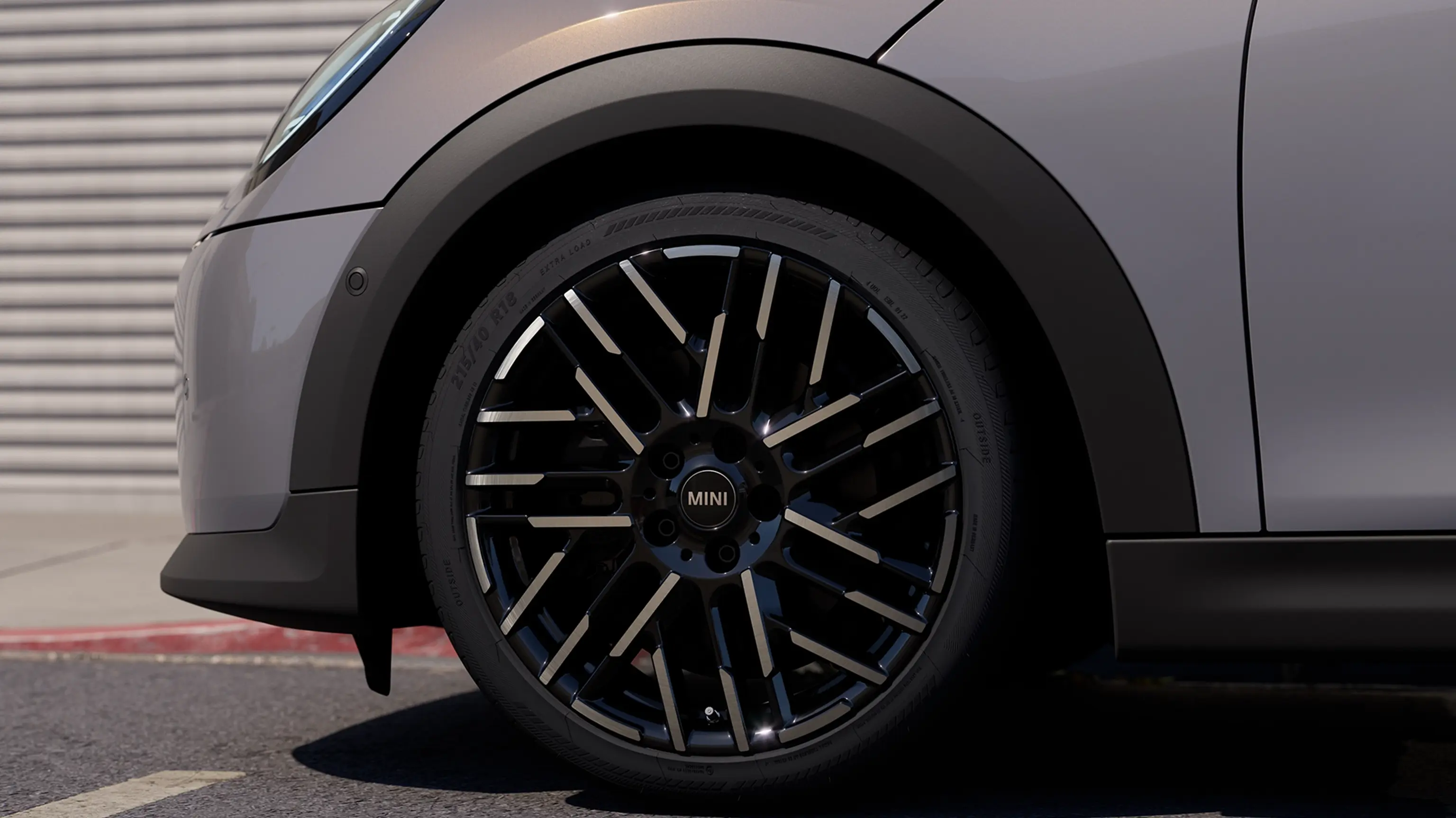 MINI Cooper kabrioletas – eksterjero akcentai – ratlankis vaizdas iš arti
