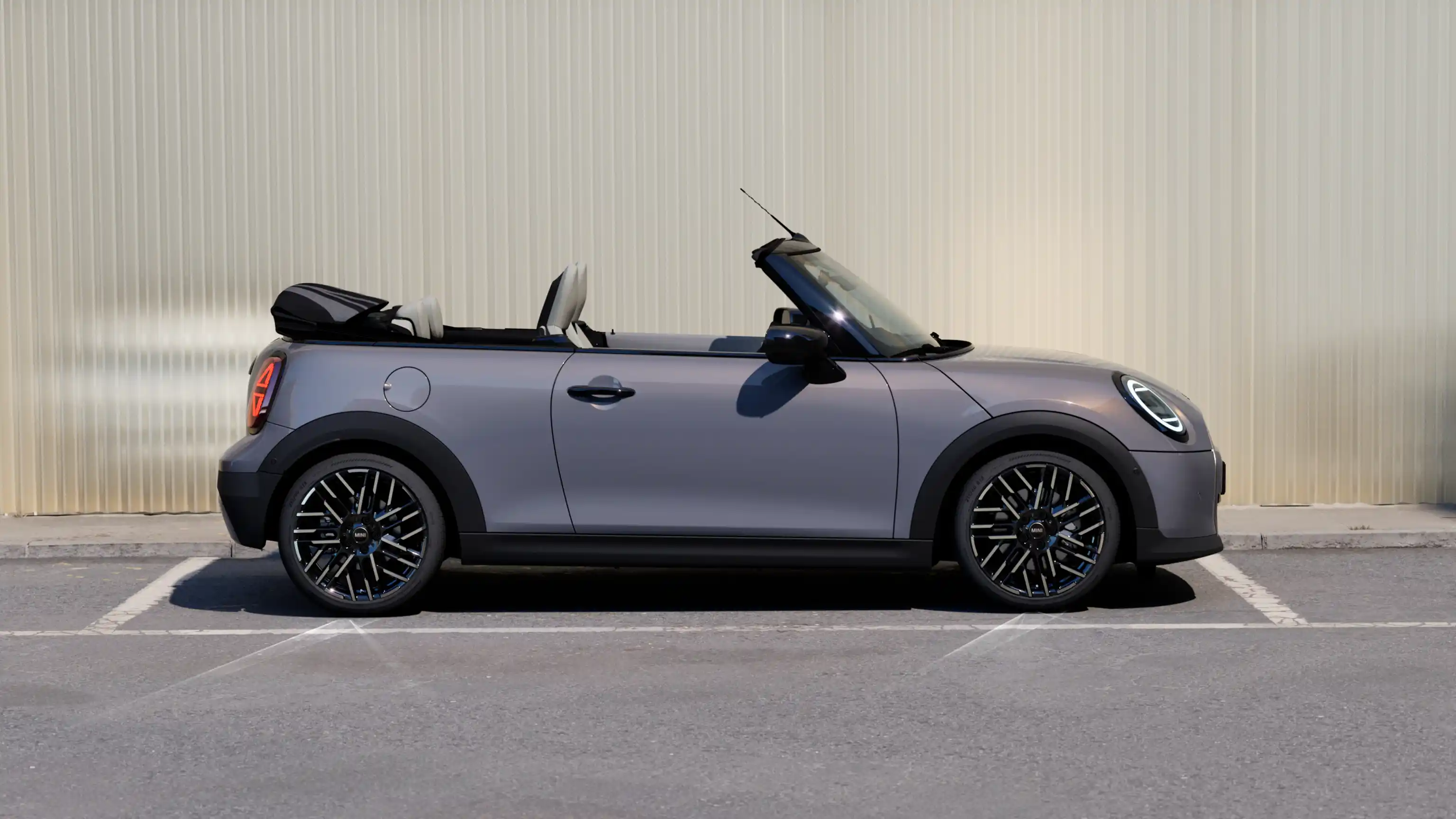MINI Cooper kabrioletas – eksterjero akcentai – vaizdas iš šono