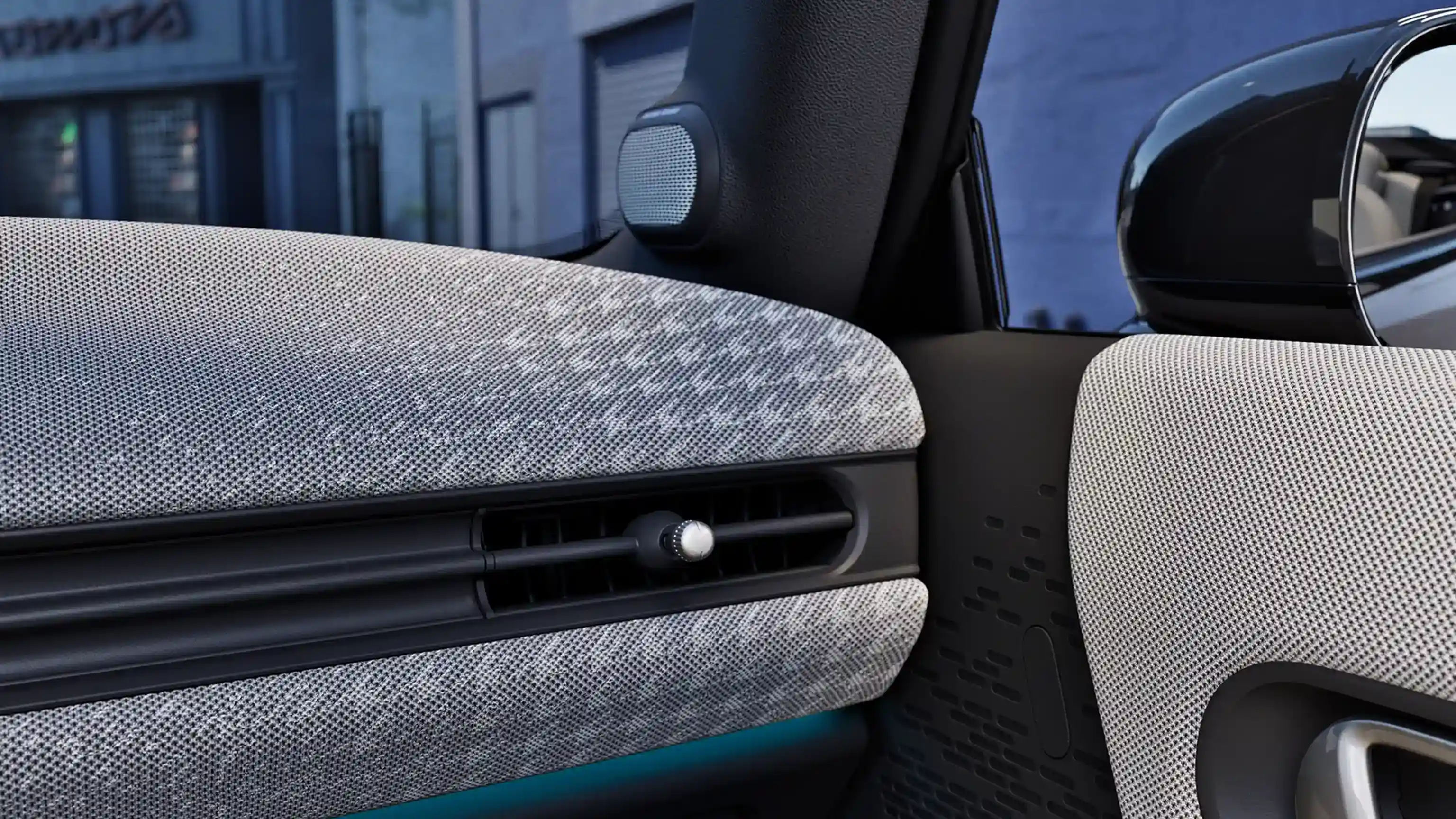 MINI Cooper kabrioletas - interjeras - aukščiausios kokybės prietaisų skydelio medžiagos