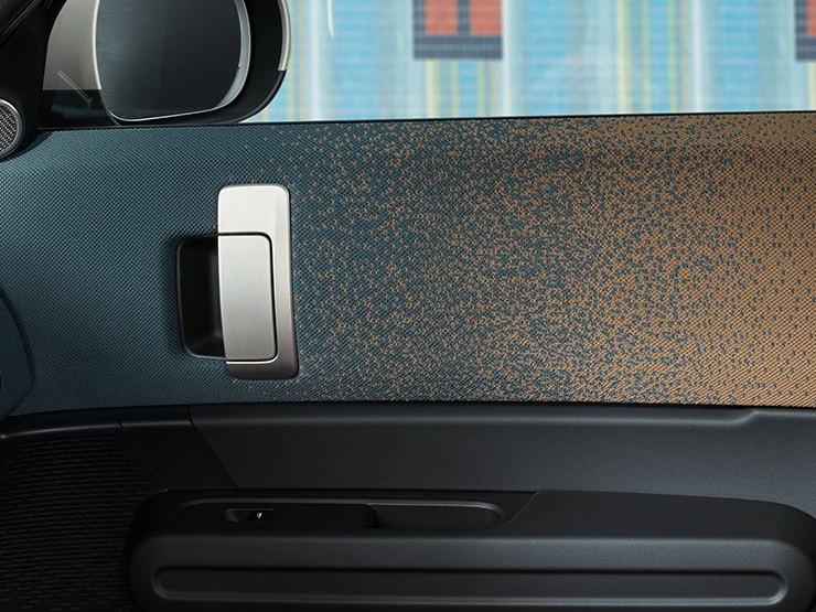 Visiškai elektrinio MINI Countryman interjero dizaino vaizdas su durelių ir valdymo skydelio vaizdu iš arti.