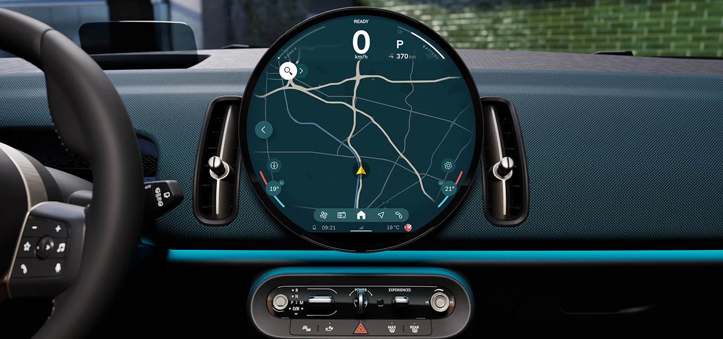 Priartintas visiškai elektrinio MINI Countryman navigacijos ekrane vaizdas.