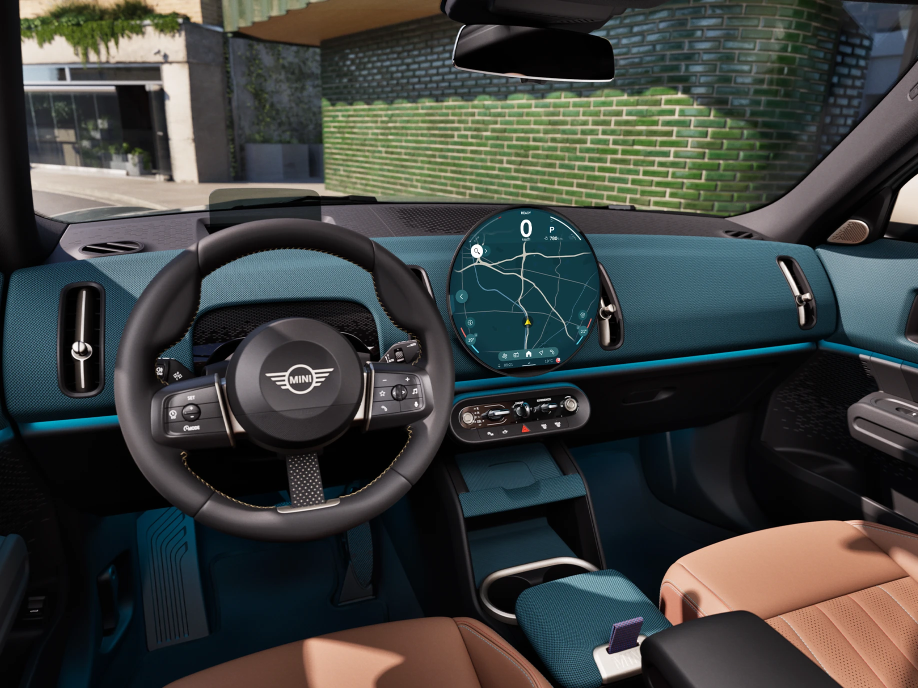 MINI Countryman salono vaizdas iš šono su prietaisų skydeliu ir vairu.