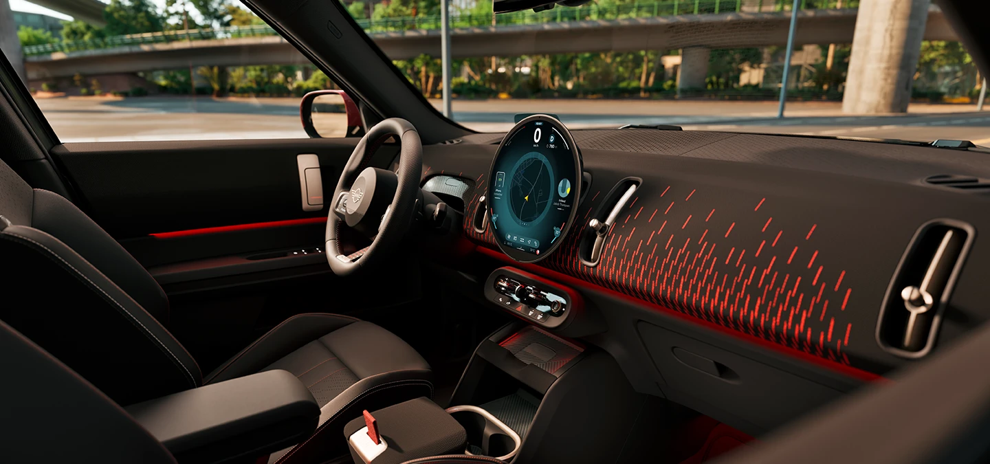 MINI Countryman interjero vaizdas iš šono su John Cooper Works apdaila puoštu prietaisų skydeliu.