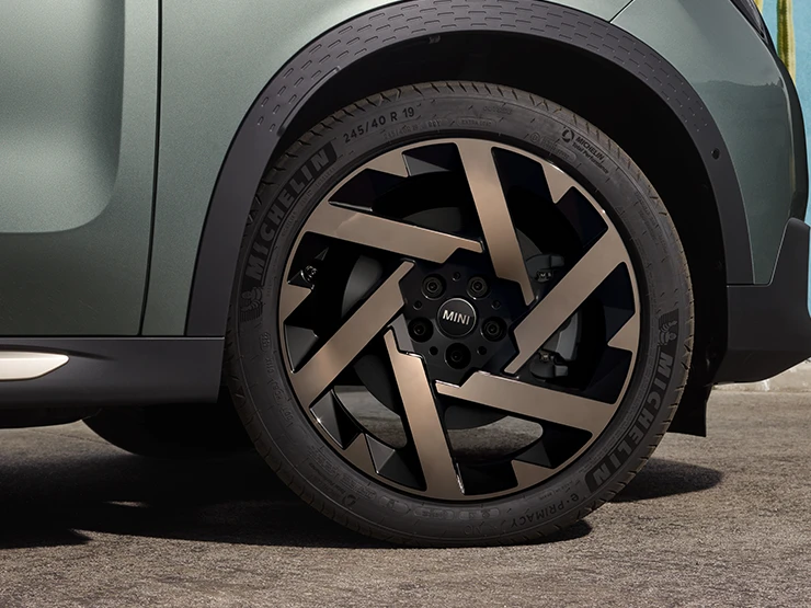 MINI Countryman žalios Smokey Green spalvos su Kaleido Spoke 2 atspalvių ratlankiais vaizdas iš arti