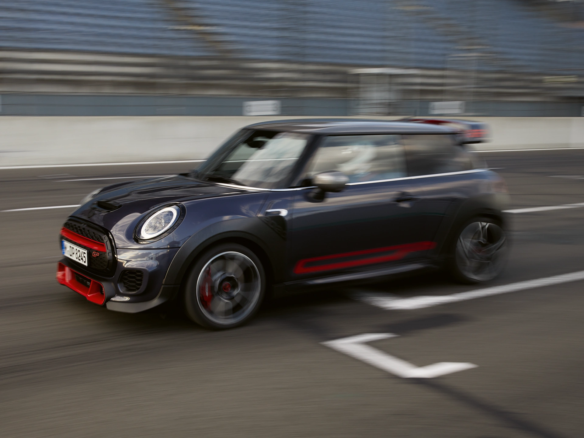 MINI John Cooper Works - Lenktyniaujantis MINI GP