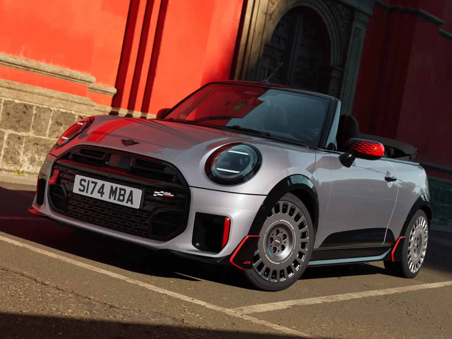 Sidabro spalvos MINI kabrioletas pasižymi sportišku JCW stiliumi – MINI JCW veidrodėlių korpusai, sportinės juostos ir aerodinaminiai kėbulo elementai.