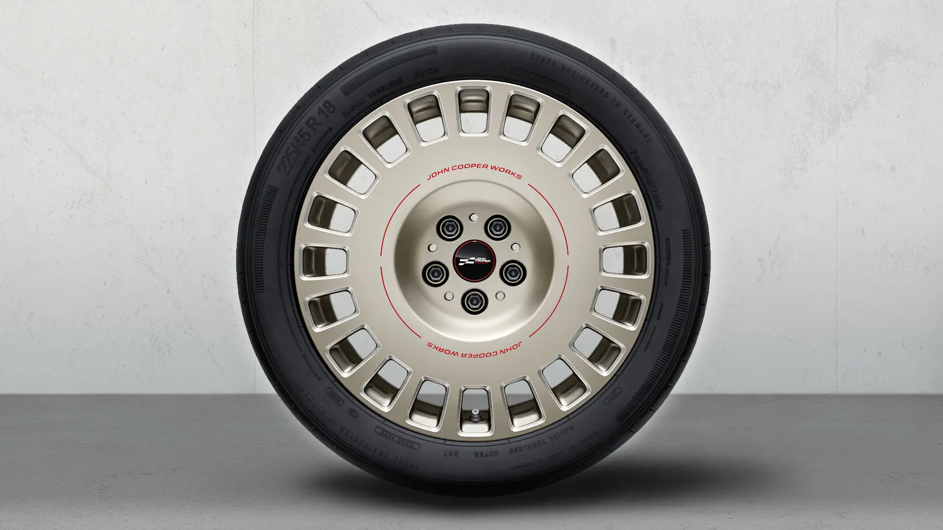 18 colių poliruoto JCW Rallye Spoke 992 ratlankio su dvispalvio dizaino detale pilkos Vibrant Silver spalvos vaizdas iš arti.