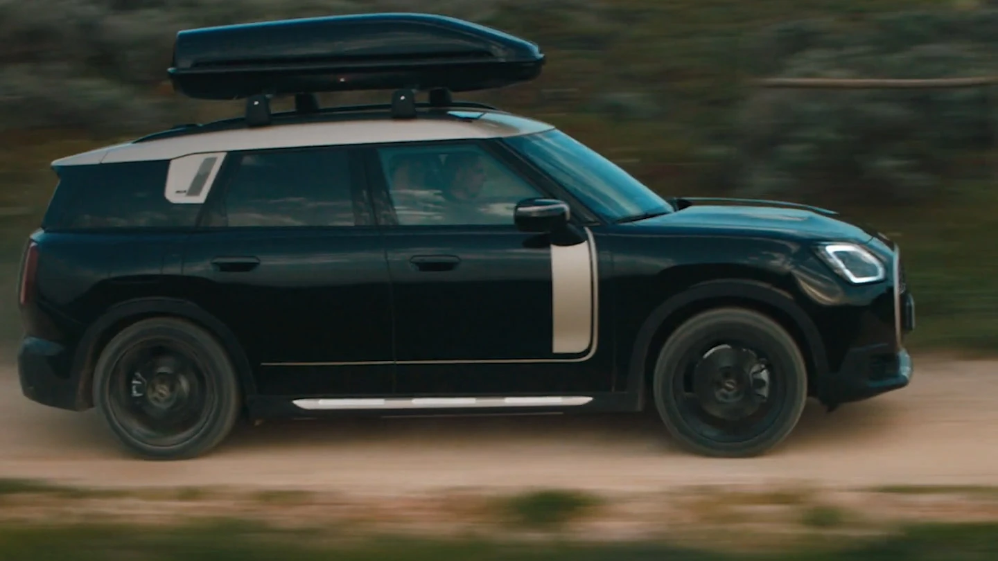 Bekele važiuojantis juodos metalizuotos Midnight Black spalvos MINI Countryman su 19 colių John Cooper Works Runway Spoke juodos spalvos ratlankiais.