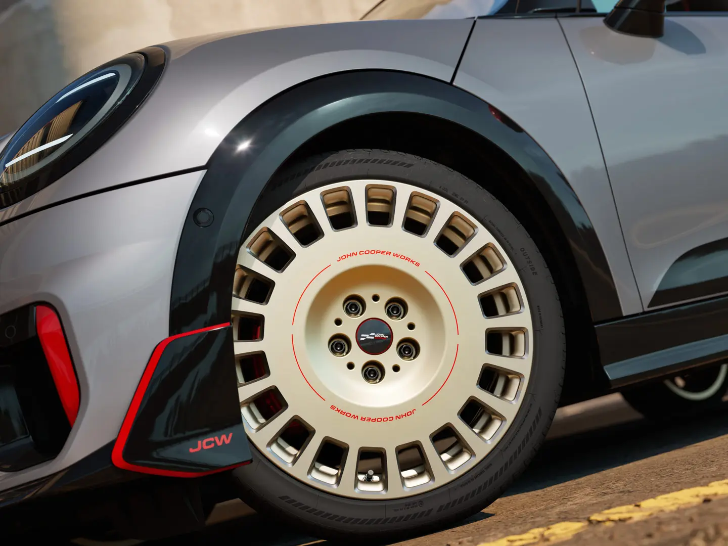 18 colių dvispalvės Vibrant Silver spalvos deimantinio šlifavimo JCW Rallye Spoke 964 ratlankio vaizdas iš arti su priekiniu spoileriu