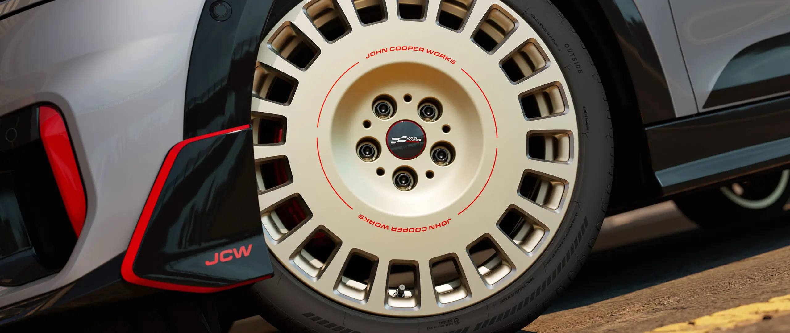 18 colių dvispalvės Vibrant Silver spalvos deimantinio šlifavimo JCW Rallye Spoke 964 ratlankio vaizdas iš arti su priekiniu spoileriu