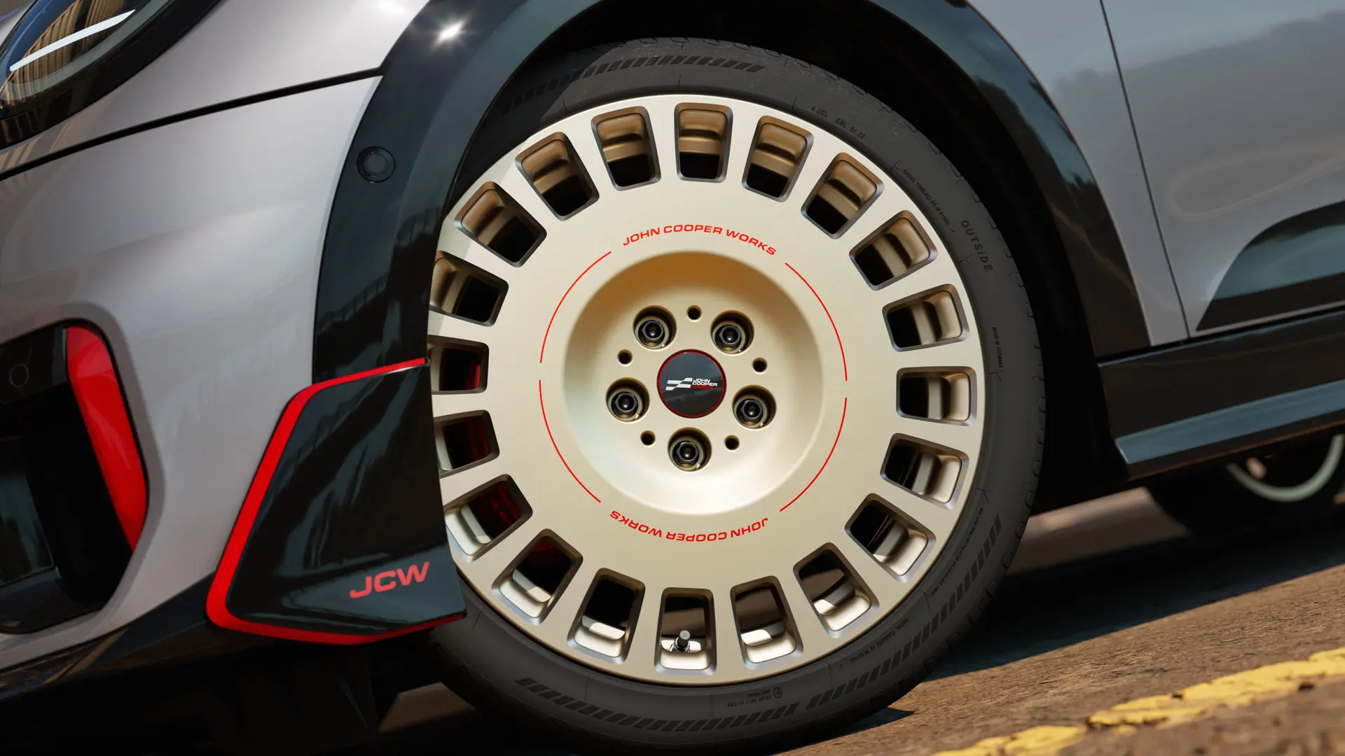 18 colių dvispalvės Vibrant Silver spalvos deimantinio šlifavimo JCW Rallye Spoke 964 ratlankio vaizdas iš arti su priekiniu spoileriu