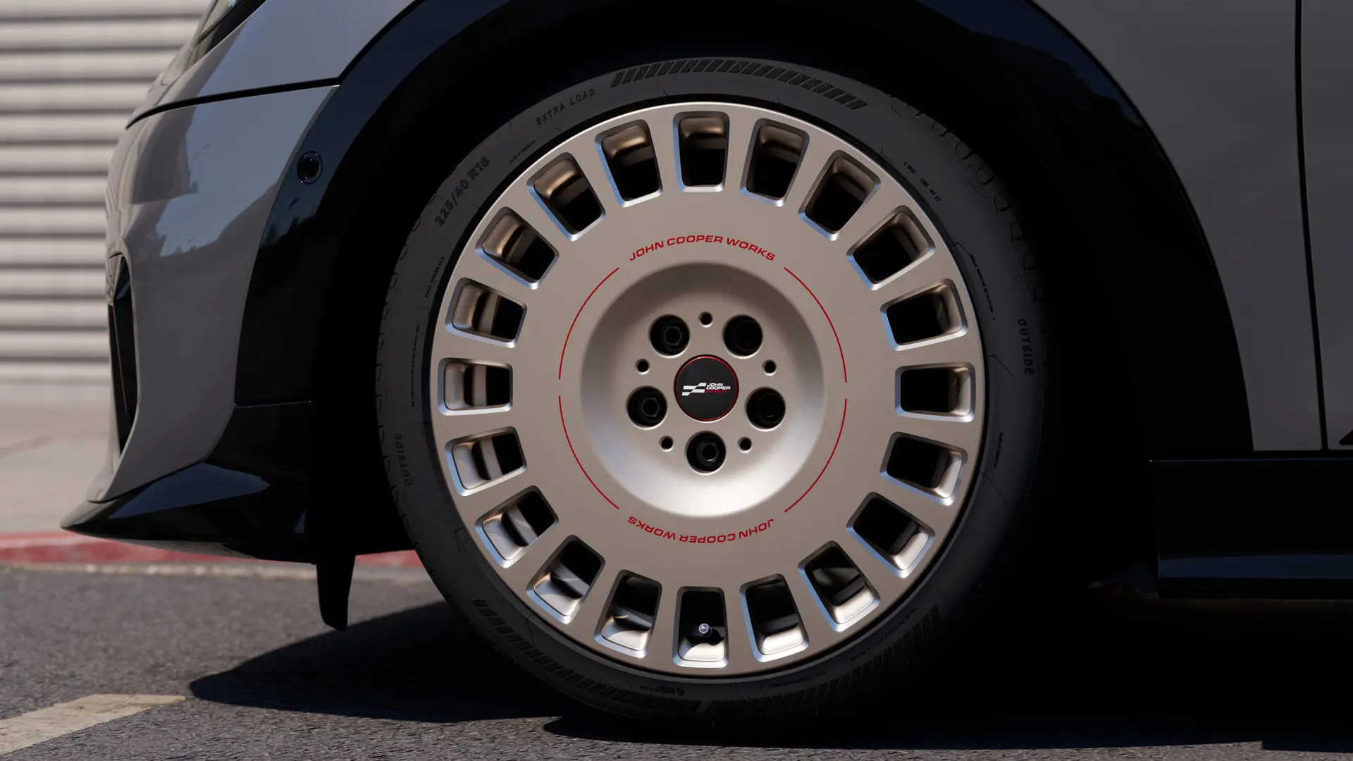 MINI JCW 18 colių Rallye Spoke 964 lengvojo lydinio ratlankis pilkos Vibrant Silver spalvos pasižymi masyvesniu, uždaro tipo stipinų dizainu.