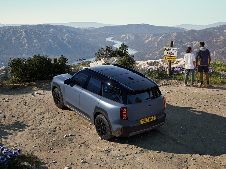 MINI Countryman Untamed Edition vaizdas iš viršaus ir galo.