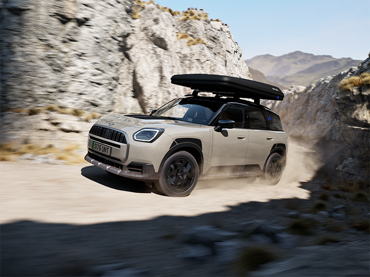 Važiuojančio MINI Countryman Untamed Edition vaizdas iš priekio