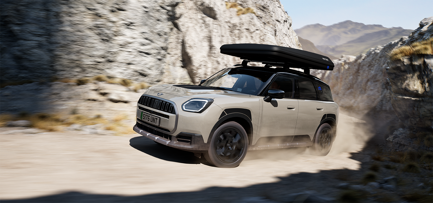 Važiuojančio MINI Countryman Untamed Edition vaizdas iš priekio