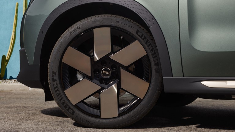MINI - Tyrelabel - Visiškai elektrinio MINI Countryman ratlankis