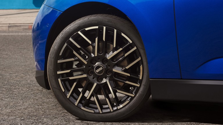 MINI - Tyrelabel - Visiškai elektrinio MINI Cooper ratlankis