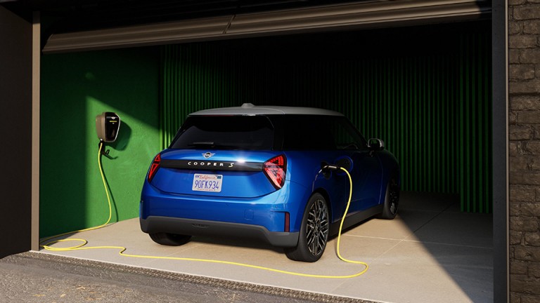 MINI elektrinis mobilumas - visiškai elektrinio mini cooper vaizdas iš galo