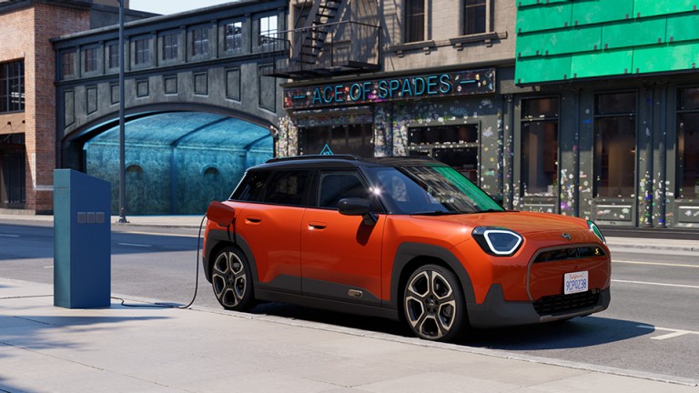 MINI elektrinis mobilumas - baterijos įkrovimas