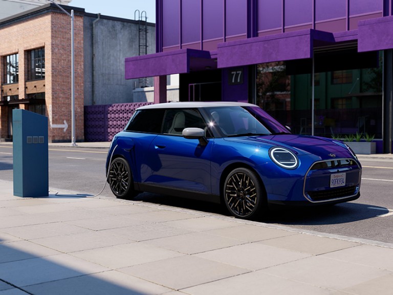 MINI elektrinis mobilumas - įkrovimas - cooper reklaminis anonsas 