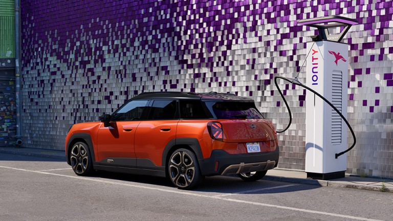 MINI elektrinis mobilumas - MINI Aceman įkrovimo stotelėje