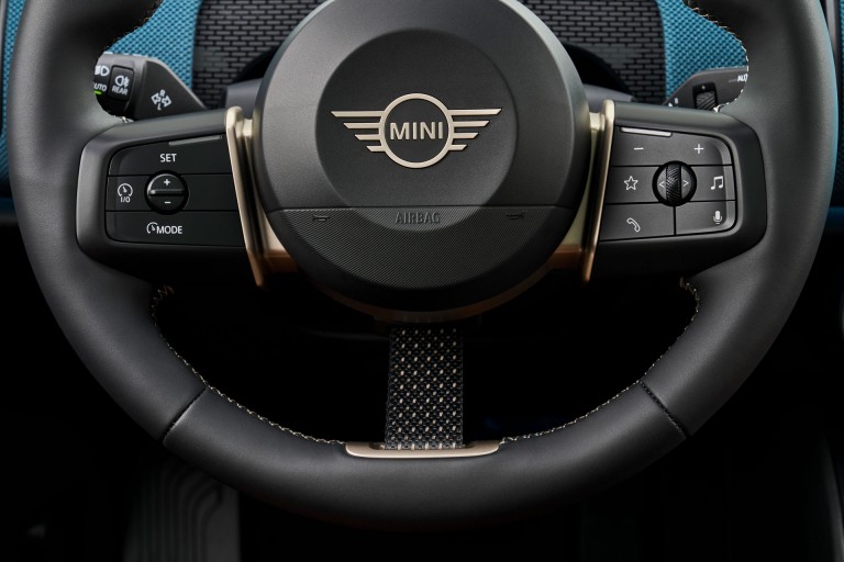 MINI elektrinis mobilumas – nuvažiuojamas atstumas – šildomos sėdynės ir vairas